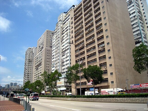供需失衡下的房市矛盾：建不停、賣不動，誰來承擔？